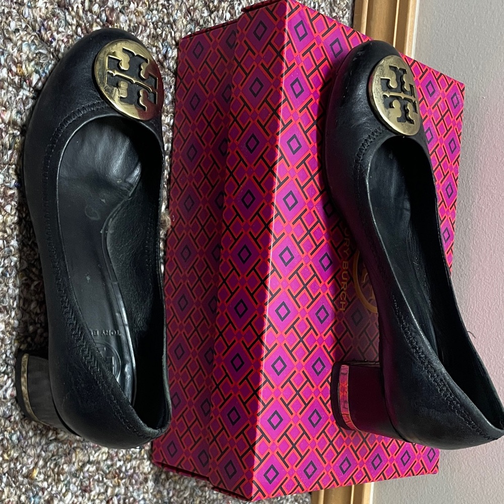 Tory Burch Black Leather Pumps with Gold Logo Medallion - Picture 7 of 8
